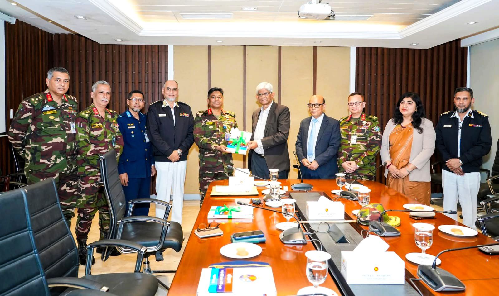 সশস্ত্র বাহিনীর সদস্যদের বেতন ও ভাতা সংক্রান্ত অসামঞ্জস্য দূরীকরণ এবং জীবনযাত্রার মানোন্নয়নের লক্ষ্যে গঠিত ‘সশস্ত্র বাহিনী বেতন কমিটি, ২০২৫’ তাদের চূড়ান্ত প্রতিবেদন জমা দিয়েছে। বুধবার (২৮ জানুয়ারি) দুপুরে অর্থ মন্ত্রণালয়ে কমিটির সভাপতি লেফটেন্যান্ট জেনারেল মো. ফয়জুর রহমান মাননীয় অর্থ উপদেষ্টা ড. সালেহউদ্দিন আহমেদের কাছে এই প্রতিবেদন হস্তান্তর করেন। প্রতিবেদনের মূল বিষয়বস্তু ও প্রেক্ষাপট বর্তমান অর্থনৈতিক পরিস্থিতি এবং জীবনযাত্রার ব্যয়বৃদ্ধির সাথে সংগতি রেখে সশস্ত্র বাহিনীর তিন বাহিনীর (সেনা, নৌ ও বিমান বাহিনী) সদস্যদের বেতন স্কেল ও অন্যান্য সুযোগ-সুবিধা পুনর্বিন্যাসের লক্ষ্যে এই কমিটি গঠন করা হয়েছিল। কমিটির প্রধান হিসেবে দায়িত্ব পালন করেন বাংলাদেশ সেনাবাহিনীর কোয়ার্টার মাস্টার জেনারেল (কিউএমজি) লেফটেন্যান্ট জেনারেল মো. ফয়জুর রহমান, বিএসপি, এসজিপি, এনডিসি, এএফডব্লিউসি, পিএসসি। মাননীয় প্রধান উপদেষ্টার সদয় অনুমোদনের পর গঠিত এই উচ্চপর্যায়ের কমিটি দীর্ঘ পর্যালোচনার পর নির্ধারিত সময়ের মধ্যেই তাদের সুপারিশমালা চূড়ান্ত করতে সক্ষম হয়েছে। প্রতিবেদন পেশ অনুষ্ঠানে যা জানানো হয় বুধবার বেলা ২টায় অর্থ উপদেষ্টার কার্যালয়ে প্রতিবেদন পেশ করার সময় কমিটির অন্যান্য সদস্যবৃন্দ উপস্থিত ছিলেন। প্রতিবেদন গ্রহণ করে অর্থ উপদেষ্টা ড. সালেহউদ্দিন আহমেদ বলেন: "সশস্ত্র বাহিনীর সদস্যরা দেশের সার্বভৌমত্ব রক্ষা ও বিভিন্ন জাতীয় সংকটে অসামান্য ত্যাগ স্বীকার করেন। তাদের জন্য একটি যুগোপযোগী ও সম্মানজনক বেতন কাঠামো প্রণয়ন করা সময়ের দাবি। অত্যন্ত নিষ্ঠা ও কঠোর পরিশ্রমের মাধ্যমে নির্ধারিত সময়ের মধ্যে এই প্রতিবেদন পেশ করার জন্য আমি কমিটির সকল সদস্যকে ধন্যবাদ জানাচ্ছি।" পরবর্তী ধাপ অর্থ মন্ত্রণালয় সূত্রে জানা গেছে, এই প্রতিবেদনে দেওয়া সুপারিশসমূহ এখন যথাযথ প্রক্রিয়ায় যাচাই-বাছাই করা হবে। এরপর তা চূড়ান্ত অনুমোদনের জন্য উপদেষ্টা পরিষদের বৈঠকে উত্থাপন করা হতে পারে। সশস্ত্র বাহিনীর সদস্যদের জন্য নতুন এই বেতন কাঠামো কার্যকর হলে তা প্রতিরক্ষা বাহিনীর সকল স্তরের সদস্যদের মনোবল বৃদ্ধিতে সহায়ক ভূমিকা পালন করবে বলে আশা করা হচ্ছে।